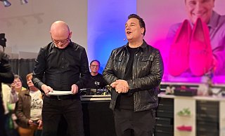 Guido Maria Kretschmar (rechts, mit Christian Böhm, im Hintergrund DJ Mino) schäkert von der Bühne aus mit dem Publikum. - Carolin Brokmann-Förster