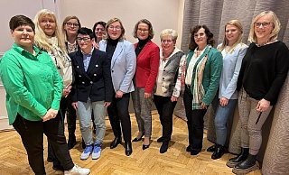 Sie gehören zum Bezirksvorstand der Frauen-Union OWL: (von links) Annegret Schneider (Kreisverband Gütersloh), Martina Hagedorn (Lippe), Anja Toppmöller (Gütersloh), Katharina Kelle (Lippe), Bundestagsabgeordnete Kerstin Vieregge (Lippe), die neue Vorsitzende Dr. Angelika Westerwelle (Bielefeld), Ministerin Ina Scharrenbach, Annegret Jürgenliemke (Gütersloh), Walburga Neu (Höxter), Sabrina Mokulys (Bielefeld), Hildegard Pöhler (Höxter). - Frauen-Union OWL