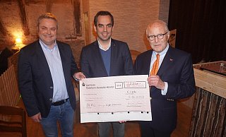 Nils Heineker (von links), Vorsitzender der DLRG-Ortsgruppe Lügde-Elbrinxen, wird von Bürgermeister Torben Blome und Georg-Jescow von Puttkamer, Geschäftsführer der Schwering & Hasse Stiftung, geehrt. - Michaela Weiße Nils Heineker (von links), Vorsitzender der DLRG-Ortsgruppe Lügde-Elbrinxen, wird von Bürgermeister Torben Blome und Georg-Jescow von Puttkamer, Geschäftsführer der Schwering & Hasse Stiftung, geehrt. - Michaela Weiße