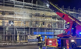 Die Feuerwehr kann gr&ouml;&szlig;ere Sch&auml;den am Kita-Neubau in der Siegfriedstra&szlig;e verhindern. - Christoph Rieks