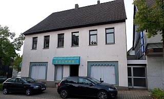 Inzwischen steht nicht nur das Ladenlokal in der Mittelstraße 32 leer. Auch die letzte Mieterin ist inzwischen ausgezogen. - Lorraine Brinkmann Inzwischen steht nicht nur das Ladenlokal in der Mittelstraße 32 leer. Auch die letzte Mieterin ist inzwischen ausgezogen. - Lorraine Brinkmann