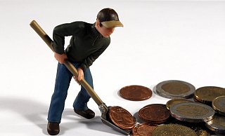 Weil Deutschlands Wirtschaftsleistung derzeit rückläufig ist, werden gerade eher die kleineren Münzen geschaufelt. Das hat auch Auswirkungen auf die großen Detmolder Unternehmen. - pixabay/geralt