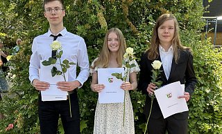 Die besten Jugendlichen des Abi-Jahrgangs 2023 am Stadtgymnasium: (von links) Kevin Lautenschläger (Abiturdurchschnitt 1,2), Noemi Schlichting (1,0) und Tim Sieger (1,2). - Hajo Gärtner