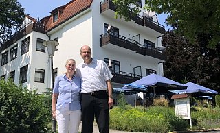 Otto und Claudia Hoepke stehen vor ihrem Hotel-Restaurant "Haus am See". Ende des Monats soll für die beiden nach fast 32 Jahren Schluss sein. Sie wollen sich nun um ihre Familie kümmern. - Sven Kienscherf