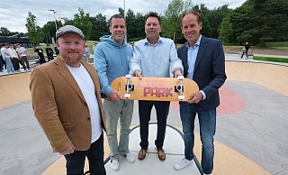Übergabe per Skateboard: Phillip Schlossstein (Zweiter von links) und Bürgermeister Frank Hilker (2. von rechts) mit Jakob Bergmann (links) und Kay Sandmann-Puzberg (rechts) von der Bürgerstiftung. - Sven Koch Übergabe per Skateboard: Phillip Schlossstein (Zweiter von links) und Bürgermeister Frank Hilker (2. von rechts) mit Jakob Bergmann (links) und Kay Sandmann-Puzberg (rechts) von der Bürgerstiftung. - Sven Koch