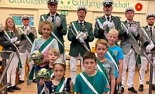 Die seit dem vergangenen Kinderschützenfest amtierenden Kinder der Schwalenberger Schützengesellschaft: Königin Freda Franzke (vorne) und König Phil Begemann, erste Hofdame Greta Böttcher (Mitte) und Königsoffizier Levi Söder, zweite Hofdame Merle Rüsenberg (hinten) und Königsoffizier Mats Mühl. - Schwalenberger Schützengesellschaft