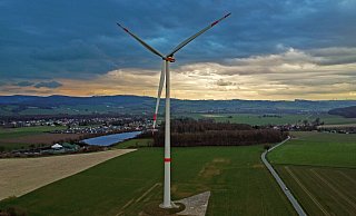 Auf dem Feld um dieses Windrad herum an der Donoper Straße könnten Agri-PV-Anlagen aufgebaut werden. - Nicole Ellerbrake Auf dem Feld um dieses Windrad herum an der Donoper Straße könnten Agri-PV-Anlagen aufgebaut werden. - Nicole Ellerbrake