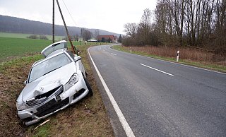 Erst am 12. Februar kam es auf der Grießemer Straße erneut zu einem Unfall. Ein Mercedes prallte zunächst gegen einen Mast und kam dann im Graben zum Stehen. - Lorraine Brinkmann Erst am 12. Februar kam es auf der Grießemer Straße erneut zu einem Unfall. Ein Mercedes prallte zunächst gegen einen Mast und kam dann im Graben zum Stehen. - Lorraine Brinkmann