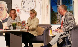 Nackte Tatsachen in der Zeitung: Mit Exfrau Marla (Sabine Senger), Kommissarin Pahlke (Anke Kersten) und Nachbar Goethe (Gerd Korf, von links). - Thomas Kr&uuml;gler