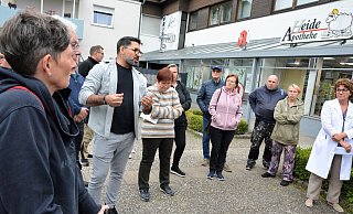 Giath Soulou von der Mikado Grill-Pizzeria (helle Jacke), Ärztin Lydia Kuhlmann (neben ihm), Apothekenleiterin Maja Jovanovic (r.) und andere Gewerbetreibende und Anwohner äußern während der Infoveranstaltung ihren Unmut. Foto: Karin Prignitz - Karin Prignitz