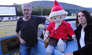 Die Ersten werden die Letzten sein: Mit diesem biblischen Motto sind André und Heike Wendler sowie das Sandmännchen sehr einverstanden. So müssen sie sich nicht den Hals verrenken, um den Film auf der super großen Leinwand komplett sehen zu können. - Hajo Gärtner Die Ersten werden die Letzten sein: Mit diesem biblischen Motto sind André und Heike Wendler sowie das Sandmännchen sehr einverstanden. So müssen sie sich nicht den Hals verrenken, um den Film auf der super großen Leinwand komplett sehen zu können. - Hajo Gärtner