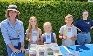 Die mit Fotos und Informationen bedruckten Samentütchen verkaufen Grundschüler am Tag des offenen Gartens. Die 1,50 Euro pro Tüte gehen in die Kasse des Fördervereins, dessen Mitglieder seit einem Dutzend Jahren diesen Tag auf dem Bolhof mit gestaltet. - Sibylle Kemna