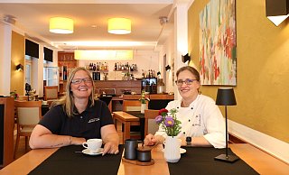 Helene Gehrt (links) und Michaela Ober sitzen im Restaurant "Stadtgeflüster" in ihrem Altstadt Hotel. - Alexandra Schaller Helene Gehrt (links) und Michaela Ober sitzen im Restaurant "Stadtgeflüster" in ihrem Altstadt Hotel. - Alexandra Schaller