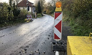 Der etwa 250 Meter lange Fahrbahnabschnitt von der Baustelle bis zum Ortseingang wird ab Montag erneuert. - Sven Kienscherf