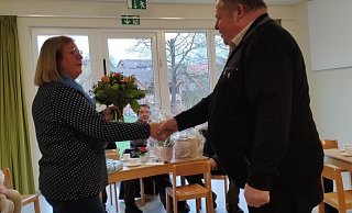 Wilfried Gerkensmeier vom SPD-Ortsverein Kalldorf überreicht der scheidenden Kita-Leiterin Heike Raimann ein Abschiedsgeschenk. - SPD-Ortsverein Kalldorf