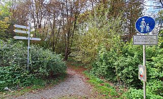 Bisher ist dieser Weg von der Holstenhöfener Straße in Blomberg zum Jugendzentrum Fußgängern vorbehalten. Doch das soll sich jetzt ändern, er wird auch für Radfahrer freigegeben. Allerdings fehlt der Anschluss. - Marianne Schwarzer Bisher ist dieser Weg von der Holstenhöfener Straße in Blomberg zum Jugendzentrum Fußgängern vorbehalten. Doch das soll sich jetzt ändern, er wird auch für Radfahrer freigegeben. Allerdings fehlt der Anschluss. - Marianne Schwarzer
