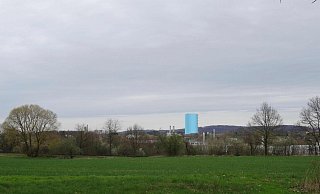 Von der B 66 an der Lageschen Straße dominiert der Wärmespeicher die Stadtsilhouette. Er würde vom Fotostandort aus etwa 780 Meter entfernt stehen. - Fotocredit: Stadtwerke Lemgo