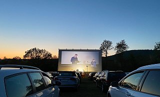 Autokino in malerischer Umgebung: Das Freiluftvergnügen am Schiedersee hat sich in den vergangenen Jahren immer mehr zum Publikumsmagneten entwickelt, darum gibt es nun eine Neuauflage. - infinity events