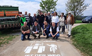 Landwirt Siegfried Steffen (vorne, von links), Stefan Berens (Leiter Landwirtschaftskammer Brakel), Dieter Hagedorn (Vorsitzender Landwirtschaftlicher Kreisverband Lippe) und Bürgermeister Mario Hecker sowie weiterer Vertreter aus Verwaltung, Landwirtschaft und Politik hoffen, dass die neuen Markierungen zu mehr Rücksicht auf den Wirtschaftswegen führen. - Lorraine Brinkmann