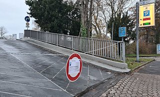 An dieses Bild dürften sich die Autofahrer in Lemgo schon gewöhnt haben. Die Parkpalette meldet "besetzt" auf dem Oberdeck. Dabei ist dieses einfach nur gesperrt - und das schon seit Anfang Dezember. - Archivfoto: Nadine Uphoff