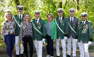 Die amtierende Königsgesellschaft, Kathrin und Michael Durgeloh (von links), Königspaar Sandra und Sven Durgeloh, Tanja und Joachim Brummelte, sowie Oberst Heinz-Marcus Stock und der Vorsitzende Sven Ridder freuen sich auf das große Pfingstschützenfest. - Rudi Rudolph Die amtierende Königsgesellschaft, Kathrin und Michael Durgeloh (von links), Königspaar Sandra und Sven Durgeloh, Tanja und Joachim Brummelte, sowie Oberst Heinz-Marcus Stock und der Vorsitzende Sven Ridder freuen sich auf das große Pfingstschützenfest. - Rudi Rudolph