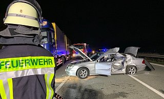 Die linke Seite sowie das Dach des Mercedes sind nach dem schweren Unfall auf der Autobahn 2 aufgerissen. - Daniel Hobein / Feuerwehr Bad Salzuflen Die linke Seite sowie das Dach des Mercedes sind nach dem schweren Unfall auf der Autobahn 2 aufgerissen. - Daniel Hobein / Feuerwehr Bad Salzuflen
