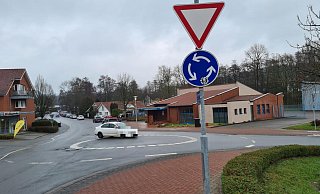 So nicht: Mancher Autofahrer überfährt den Kreisverkehr an der Poststraße. Das kann zu gefährlichen Situationen führen - auch für Fußgänger. - Nadine Uphoff So nicht: Mancher Autofahrer überfährt den Kreisverkehr an der Poststraße. Das kann zu gefährlichen Situationen führen - auch für Fußgänger. - Nadine Uphoff