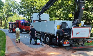 Die Feuerwehr und ein Spezialunternehmen mussten auf mehreren hundert Metern Hydrauliköl binden und von der Fahrbahn entfernen. - Feuerwehr Dörentrup