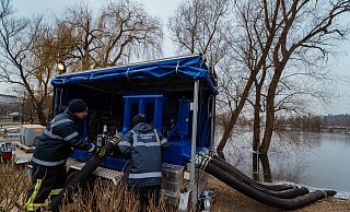 Die Feuerwehr Lemgo ist im Einsatz in Rinteln, um einen See auf dem dortigen Campingplatz abzupumpen. - FreitagTV