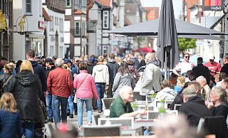 So voll, wie bei hier bei der Veranstaltung "Lemgo macht ein Fass auf", ist es nur noch selten in der Innenstadt. - Nicole Ellerbrake/Archivfoto