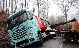 Dieser Lkw ist am Montag von der Sternberger Straße abgekommen und in den Straßengraben gerutscht. Er muss aufwendig geborgen werden. - Nadine Uphoff Dieser Lkw ist am Montag von der Sternberger Straße abgekommen und in den Straßengraben gerutscht. Er muss aufwendig geborgen werden. - Nadine Uphoff
