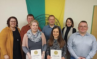 Sabrina Maiyhöfer und Ricarda Funk (mit Urkunden) sind seit 25 Jahren aktiv im Verein. Darüber freuen sich (hinten von links) Maren Meier (stellvertretende Vorsitzende), Christian Burre (Schriftführer), Niklas Trompeter (Geschäftsführer), Meike Dobro (stellvertretende Schriftführerin), sowie Jonas Trompeter (stellvertretender Geschäftsführer, vorne rechts). - Spielmannszug Rischenau Sabrina Maiyhöfer und Ricarda Funk (mit Urkunden) sind seit 25 Jahren aktiv im Verein. Darüber freuen sich (hinten von links) Maren Meier (stellvertretende Vorsitzende), Christian Burre (Schriftführer), Niklas Trompeter (Geschäftsführer), Meike Dobro (stellvertretende Schriftführerin), sowie Jonas Trompeter (stellvertretender Geschäftsführer, vorne rechts). - Spielmannszug Rischenau