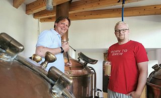 Vorfreude auf das Sonneborner Jubiläumsbier: Dennis Kühn (links, Inhaber DennEr-Brauerei) und Braumeister Dominik Fröse brauen anlässlich des 100. Brautages in Sonneborn ein obergäriges, dem Weizenbier ähnliches Bier. - Sylvia Frevert Vorfreude auf das Sonneborner Jubiläumsbier: Dennis Kühn (links, Inhaber DennEr-Brauerei) und Braumeister Dominik Fröse brauen anlässlich des 100. Brautages in Sonneborn ein obergäriges, dem Weizenbier ähnliches Bier. - Sylvia Frevert