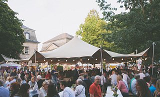 Bei der bislang letzten Auflage von Lippe kulinarisch im Jahr 2019 strömten unzählige Besucher in den Schlosspark. Ausrichter und Gastronomen sind zuversichtlich, dass sich das beim Neustart der Veranstaltung an diesem Wochenende wiederholt. - Archivfoto: Florian Jacob Bei der bislang letzten Auflage von Lippe kulinarisch im Jahr 2019 strömten unzählige Besucher in den Schlosspark. Ausrichter und Gastronomen sind zuversichtlich, dass sich das beim Neustart der Veranstaltung an diesem Wochenende wiederholt. - Archivfoto: Florian Jacob