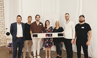 Präsentieren den SION-Prototypen (v.l.): Bürgermeister Frank Hilker, Tobias Stermer, Dennis Siemens, Nadine Wortmann-Resetarits (Wortmann Future Capital), Gewinnerin Bärbel Franz, Rudolf Klause und Christian Siemens. - Metallbude SK GmbH