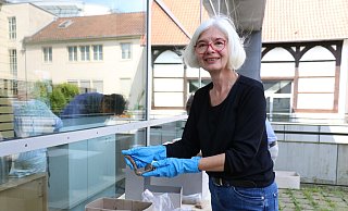 Dr. Elke Treude bettet die Objekte, die von den Ausgrabungen der Falkenburg stammen, in trockene Kartonagen um. - Alexandra Schaller