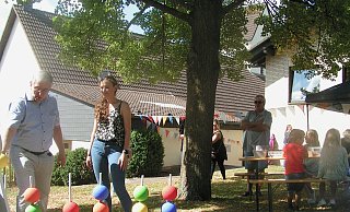 Gemeindemitglied Gerhard Rolff erklärt den Ablauf des Spiels „Stapel 5x4“. - Wulf Daneyko