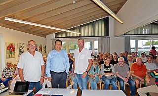 Michael Makosch (Mitte), Vertriebsleiter bei den Stadtwerken informiert über die Möglichkeiten hinsichtlich Fernwärme in Lipperreihe. Peter Jong (l.),, Vorsitzender der SPD Oerlinghausen und Peter Heepmann stellten mögliche Einflussnahmen der Politik in diesem Bereich vor. - Gunter Held