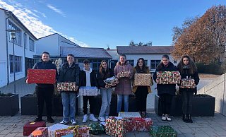 Eifrig haben die Organisatoren der Realschule Augustdorf Päckchen gepackt. - Realschule Augustdorf
