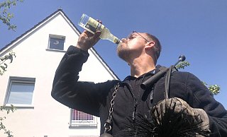 Schornsteinfeger Tim Horst-Bäumer kennt keinen Schmerz. Ganz in Schwarz steigt er den Menschen trotz der tropischen Temperaturen aufs Dach und in die Gottseidank kühleren Keller. Sein Kommentar: "Nutzt ja nix". - Martin Hostert Schornsteinfeger Tim Horst-Bäumer kennt keinen Schmerz. Ganz in Schwarz steigt er den Menschen trotz der tropischen Temperaturen aufs Dach und in die Gottseidank kühleren Keller. Sein Kommentar: "Nutzt ja nix". - Martin Hostert