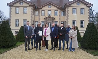 Regierungspräsidentin Anna Katharina Bölling (vorne Mitte) übergibt in Schieder den Förderbescheid an die Lokale Aktionsgruppe. Mit dabei waren Jörg Bierwirth (Bürgermeister Schieder-Schwalenberg, von links), Andre Köller (Phoenix Contact), Torben Blome (Bürgermeister Lügde), Diana Rieke (Bezirksregierung), Christoph Dolle (Bürgermeister Blomberg), Konstantin Plümer (Bezirksregierung), Tim Sölter (Stadt Horn-Bad Meinberg), Rita Siemer (SoLaWi) und Saskia Jäger (Regionalmanagement). - Michaela Weiße Regierungspräsidentin Anna Katharina Bölling (vorne Mitte) übergibt in Schieder den Förderbescheid an die Lokale Aktionsgruppe. Mit dabei waren Jörg Bierwirth (Bürgermeister Schieder-Schwalenberg, von links), Andre Köller (Phoenix Contact), Torben Blome (Bürgermeister Lügde), Diana Rieke (Bezirksregierung), Christoph Dolle (Bürgermeister Blomberg), Konstantin Plümer (Bezirksregierung), Tim Sölter (Stadt Horn-Bad Meinberg), Rita Siemer (SoLaWi) und Saskia Jäger (Regionalmanagement). - Michaela Weiße