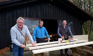 Alle Hände voll zu tun: Stefan Dux (von links), Sebastian Overbeck und Jürgen Tammoschath bereiten Sitzbänke vor, die beim Bergfest benötigt werden. - Lorraine Brinkmann Alle Hände voll zu tun: Stefan Dux (von links), Sebastian Overbeck und Jürgen Tammoschath bereiten Sitzbänke vor, die beim Bergfest benötigt werden. - Lorraine Brinkmann