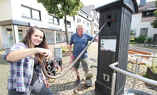 Der historische Brunnen an der Ecke Mittelstraße und Hummerbrucher Straße ist eine Art Mitmachstation des historischen Rundgangs durch Bösingfeld, den Julia Stein und Hans Böhm von Marketing Extertal erarbeitet haben. Es sollte aber vorsichtig gepumpt werden. - Jens Rademacher Der historische Brunnen an der Ecke Mittelstraße und Hummerbrucher Straße ist eine Art Mitmachstation des historischen Rundgangs durch Bösingfeld, den Julia Stein und Hans Böhm von Marketing Extertal erarbeitet haben. Es sollte aber vorsichtig gepumpt werden. - Jens Rademacher