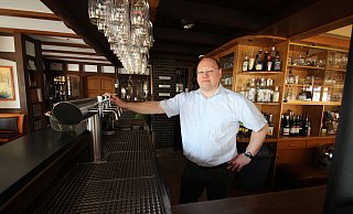 Der Zapfhahn bleibt in Betrieb, Jörg Hillebrand öffnet den Gasthof Hartmann aber nicht mehr für À-la-carte-Gäste. Für Veranstaltungen macht der Gasthof mit Saal und Kegelbahn weiter. - Jens Rademacher Der Zapfhahn bleibt in Betrieb, Jörg Hillebrand öffnet den Gasthof Hartmann aber nicht mehr für À-la-carte-Gäste. Für Veranstaltungen macht der Gasthof mit Saal und Kegelbahn weiter. - Jens Rademacher