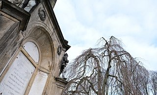 Wo der Kaiser-Wilhelm-Platz im ersten Bauabschnitt herausgeputzt ist, wünscht sich die CDU, dass nun auch die Denkmäler saniert werden. Sie sind in der Tat etwas in die Jahre gekommen. - Sven Koch Wo der Kaiser-Wilhelm-Platz im ersten Bauabschnitt herausgeputzt ist, wünscht sich die CDU, dass nun auch die Denkmäler saniert werden. Sie sind in der Tat etwas in die Jahre gekommen. - Sven Koch