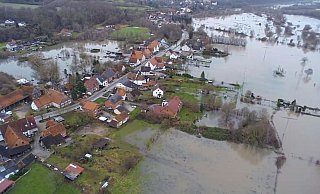 Die Weser ist Ende Dezember über die Ufer getreten und hat in Stemmen für überflutete Straßen und Felder gesorgt. Inzwischen sinken die Pegel wieder. - Feuerwehr Lemgo
