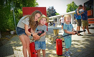 Lotta, Pepe und Bjakri (von links) testen die mit Wasser befüllten Feuerlöscher. - Nicole Ellerbrake