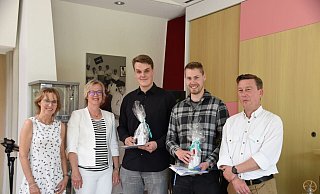 Stahlende Gesichter bei der Verabschiedung am FFB: Bildungsleiterin Monika Müller, Schulleiterin Brigitte Hoop, die Bestprüflinge Kai Wiebesiek und Thorsten Büker sowie Klassenlehrer Markus Heymann (von links). - Felix-Fechenbach-Berufskolleg Stahlende Gesichter bei der Verabschiedung am FFB: Bildungsleiterin Monika Müller, Schulleiterin Brigitte Hoop, die Bestprüflinge Kai Wiebesiek und Thorsten Büker sowie Klassenlehrer Markus Heymann (von links). - Felix-Fechenbach-Berufskolleg