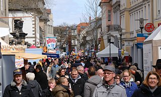 Die Innenstadt füllt sich am Sonntagnachmittag zusehends. Das Wetter zieht zwar alle Register – von Sonne bis Schneefall. Doch davon lassen sich die Besucher des Frühlingsfestes nicht abschrecken. - Sven Koch