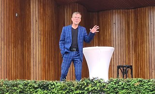 Ingo Börchers auf der Bühne der Konzertmuschel im Kurpark. - Katja Rummel Ingo Börchers auf der Bühne der Konzertmuschel im Kurpark. - Katja Rummel